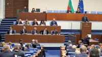 Часове преди старта на предизборната кампания, депутатите с ударно приемане на закони
