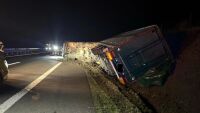 Камион с живи пилета се преобърна в Германия, хиляди са се разбягали по магистралата