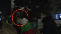 През обектива на bTV: Маскираните групи сред протеста и стюардите, които ги откриват в задните редици 
