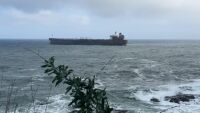 Товарят генератор на танкера 