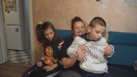 „Ходят си на нормално училище“: 12 години „Българската Коледа“ подкрепя близнаците Ели и Митко