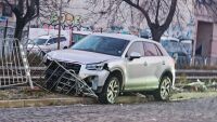 Кола се удари в огражденията на бул. 