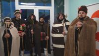 Коледарите ни пожелават „Честито Рождество“ - но не съобщение, а от врата на врата и с песен