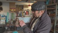 79-годишен майстор от Мездра създава „Коледно село“ от миниатюрни къщи