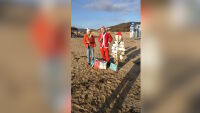 „Чистата Коледа“ започна с елха от морски отпадъци на плаж „Аркутино“ (СНИМКИ и ВИДЕО)