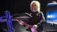 На 65 г. почина китарист на The Cure