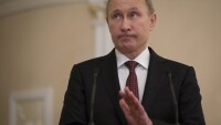 Путин възхвалява демокрацията, докато милиционери арестуват 