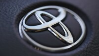 Toyota изтегля над 500 хил. автомобила заради дефект в екрана на таблото