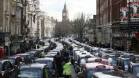 Лондонските таксита на бунт срещу Uber (СНИМКИ И ВИДЕО)