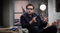 Тео Ушев подари рисунките си на ангелите пазители от ВМА