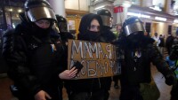 Привържениците на Навални прекратяват протестите засега