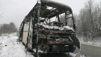 Пътнически автобус се запали на пътя Севлиево – Ловеч (СНИМКИ)