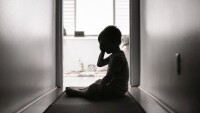 Приемен родител на съд за побой с точилка и намушкване с нож на дете
