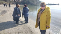 Кметът на Забърдо заведе на безплатно море ваксинираните жители на селото