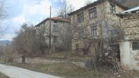 Мечка изяжда четири телета и една крава, хора се страхуват да не влезе в къщите им 