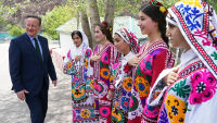 Таджикистан изготви наръчник как да се обличат жените