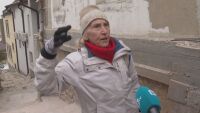 Спряха събарянето на стара къща в Пловдив, тухли и строителни отпадъци падат върху дома на жена