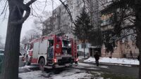 Голям пожар избухна в жилищен блок в Русе (СНИМКИ)