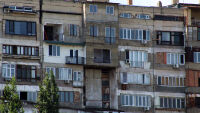 Парапети на четири тераси се срутиха в блок в Силистренско