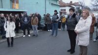 „Заключени в класните стаи“: Десетки родители в Сливен на протест заради агресивно поведение на ученик