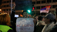 „Виждам, че се готвят да ме бият“: Нов протест в Сърбия с искане за избори. Вучич отмени посещение в Нови Сад
