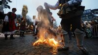 Малки и големи прескочиха огъня за здраве в столичния квартал 