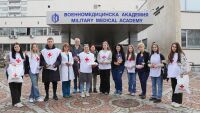 Младежи от БЧК дариха мартеници на пациенти и медици от ВМА