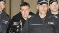 Оплакал се от полицейско насилие екстрадиран