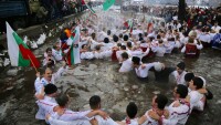 Калоферци се подготвят да влязат в ледените води на Тунджа