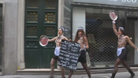 Активистки от „Фемен” протестираха срещу посещението на Реджеп Ердоган в Париж