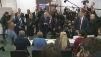 Полугола активистка на „Фемен” нападна чешкия президент (ВИДЕО)