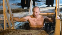 Владимир Путин се изкъпа в ледено езеро за Богоявление (СНИМКИ)