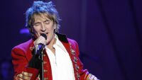 Род Стюарт ударил охрана на Нова година
