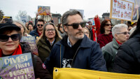 Хоакин Финикс и Мартин Шийн бяха арестувани на екологичен протест