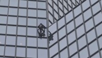 Човека паяк отново изкачи 48-етажен небостъргач с голи ръце и без въжета (ВИДЕО)