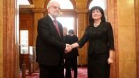 Караянчева отговори на председателя на НС за посещенията в Северна Македония