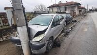 След удара в стълб и автомобили: Поставят изкуствени неравности в с. Йоаким Груево