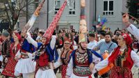Гонене на злите сили: Мечкари и кукери с хлопки и звънци огласиха Разлог (СНИМКИ)