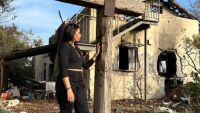 „Сцените все още са силни“: Олимпийската шампионка Линой Ашрам посети кибуца на ужасите Беери