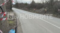 Хората връзват найлонови торбички, за да не катастрофират по обхода на Мездра-Ботевград (СНИМКИ)