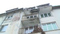 По зрителски сигнал: Отломки падат от рушаща се сграда в „Бъкстон“, до нея има училище