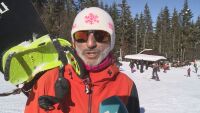 Сноуборд инструктор обучава деца срещу такса от 5 лева и с безплатна екипировка