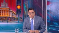 Коментар на водещия: „Искате ли да си поиграете с огън, момчета?“