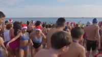Стотици се потопиха в ледените води на Средиземно море в Барселона за първото къпане през годината