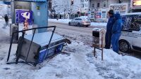 Автомобил се вряза в павилион на автобусна спирка и кафе машина в Русе