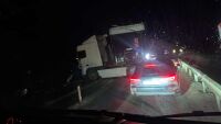 Завъртял се тир блокира движението и в двете посоки при Лютидол на отсечката Мездра-Ботевград