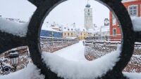 Румъния остава в плен на студен фронт, мъж отиде със ски на работа (ВИДЕО)