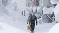 „Апокалипсис“ от сняг: Хора излизат през прозорците, за да отидат на работа, сняг до третия етаж на Камчатка (ВИДЕО И СНИМКИ)