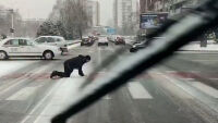 Поледица в Скопие: Мъж лази по пешеходна пътека в града (ВИДЕО)