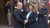 Румен Радев излезе от президентската институция. Илияна Йотова го изпрати